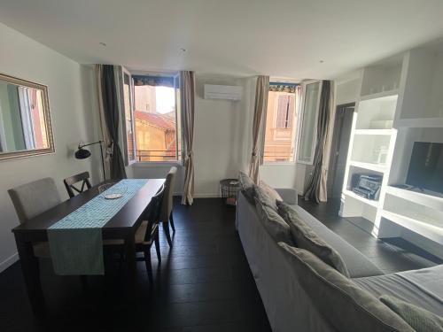 un salon avec une table à manger et un canapé dans l'établissement Agréable T2 rénové, Cannes centre, Suquet, plages, à Cannes
