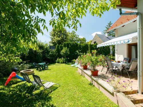 Vonkajšia záhrada v ubytovaní Apartment Junglans 3 by Interhome