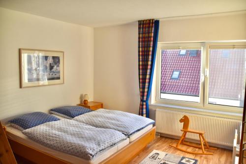 ein Schlafzimmer mit einem Bett und einem Fenster in der Unterkunft Ferienhaus Fiete 2 in Sagard