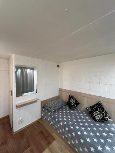 Ένα ή περισσότερα κρεβάτια σε δωμάτιο στο Mirotadze 13, M3