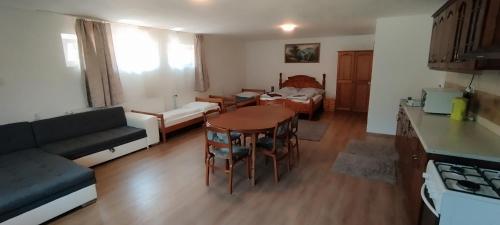 kuchnia i salon ze stołem i kanapą w obiekcie Gecse-Villa w mieście Sárospatak