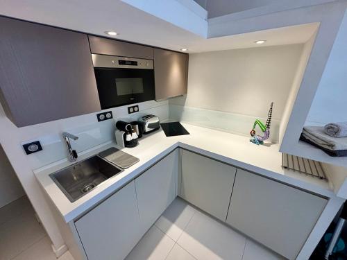 - une vue de tête sur une cuisine avec un évier dans l'établissement Studio à louer au cœur du Carré d or à Nice, rue Dalpozzo à 150 mètres des plages, à Nice