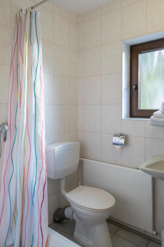 Ένα μπάνιο στο Apartment Eifelnatur - Haus 1-1 by Interhome