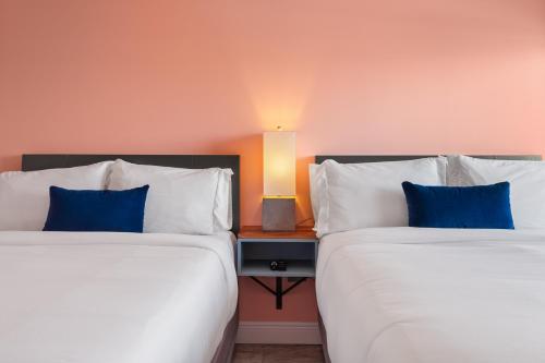 Postel nebo postele na pokoji v ubytování The Iris Motel