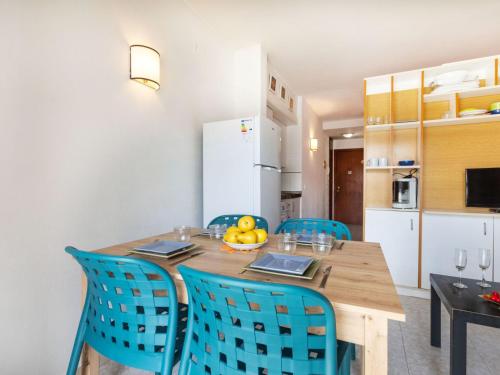 Kuchyňa alebo kuchynka v ubytovaní Studio Calafont 4 by Interhome