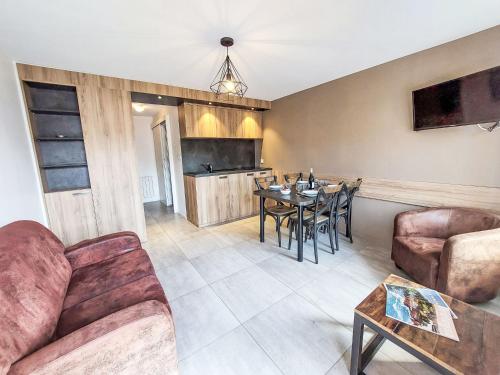 un salon avec un canapé et une table dans l'établissement Holiday Home T3-Résidence La Carquois by Interhome, à Fréhel