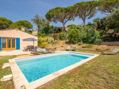obraz basenu w ogrodzie domu w obiekcie Holiday Home Villa Rigaou n-4 by Interhome w miejscowości Sainte-Maxime
