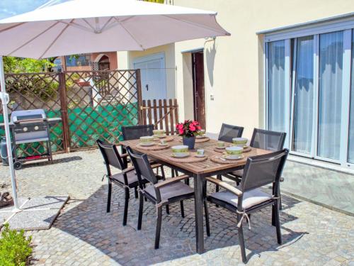 Patio o area all'aperto di Apartment Annalisa - SLR132 by Interhome