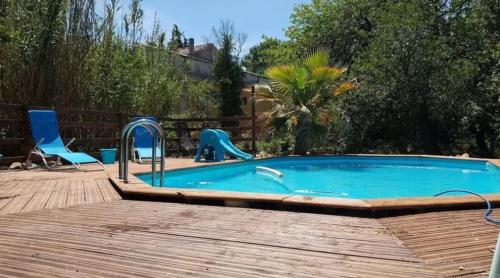 Kolam renang di atau dekat dengan Charmant studio près d'Orange - 30 m²! Piscine partagée !