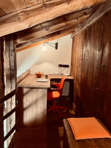 an office with a desk and a chair in a cabin at La Vrille - Metcho in Verrayes