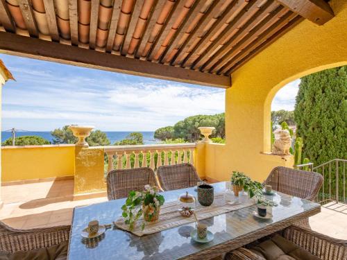 un patio avec une table et des chaises sur un balcon dans l'établissement Holiday Home La Scarlett 2 by Interhome, aux Issambres