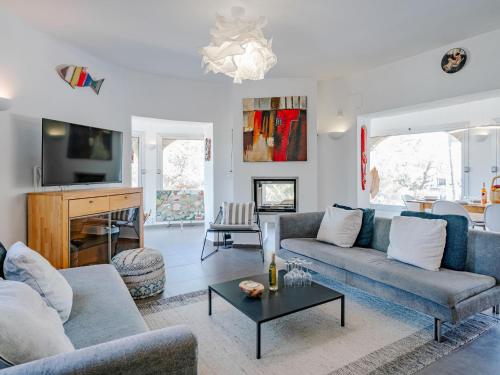 Televízia a/alebo spoločenská miestnosť v ubytovaní Villa Villa Vista Paraiso by Interhome