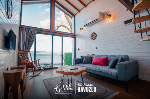 a living room with a couch and a table at Sapanca Göldibi Suit Bungalov in Sakarya