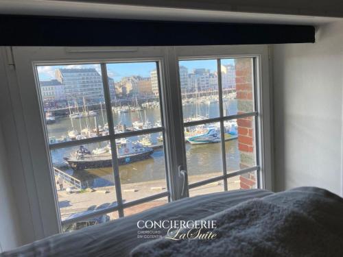 - une chambre avec une fenêtre offrant une vue sur le port dans l'établissement L'Escale Cherbourgeoise, à Cherbourg en Cotentin