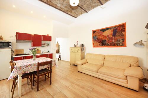 a living room with a couch and a table and a kitchen at Casa Dalu nel centro di Ostia Antica in Ostia Antica