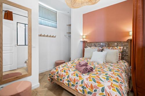 une chambre avec un lit et un miroir dans l'établissement Nice Renting - BARBERIS - Unique Getaway 2-Room with Rooftop Terrace, à Nice