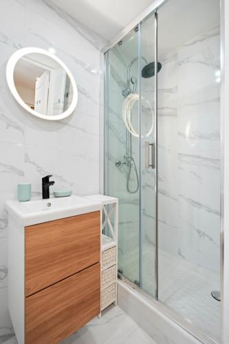 une salle de bain avec un lavabo et une douche dans l'établissement Nice Renting - BARBERIS - Unique Getaway 2-Room with Rooftop Terrace, à Nice