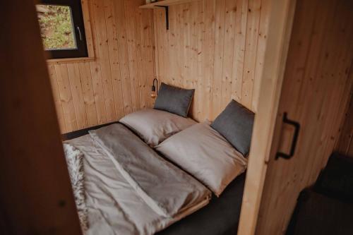 Postel nebo postele na pokoji v ubytování Kouzelná maringotka nad rybníkem