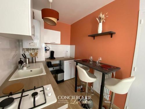 Il comprend une petite cuisine équipée d'une cuisinière et d'un comptoir. dans l'établissement Le Cocon, à Cherbourg en Cotentin