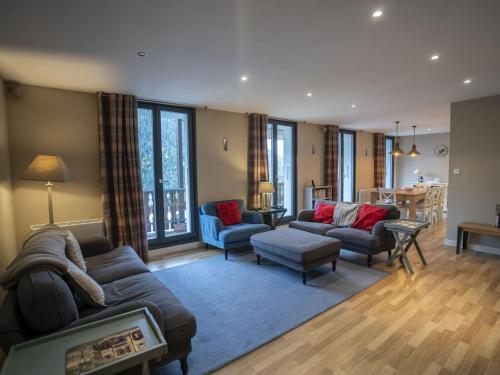 a living room with a couch and chairs and a table at Appartement 4 pièces, 8 pers. avec balcon, à 500m des remontées mécaniques, Châtel - FR-1-676-58 in Châtel
