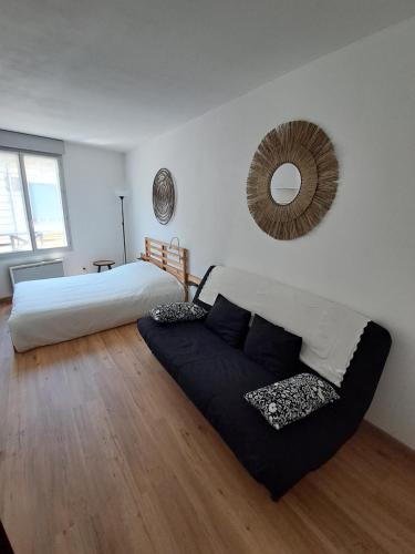 un salon avec un lit et un canapé dans l'établissement Appartement T1 - Lyon centre, à Lyon