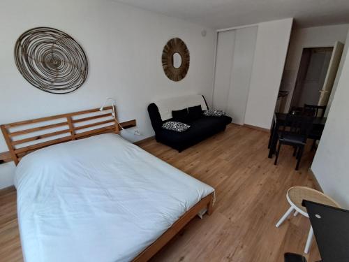 une petite chambre avec un lit et un canapé dans l'établissement Appartement T1 - Lyon centre, à Lyon