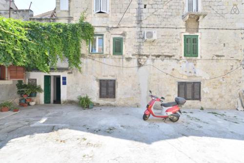 a scooter parked in front of a building at Sobe Jukić in Split