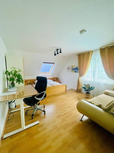a room with a desk and a bedroom with a bed at Neuenhagen Haven in Neuenhagen