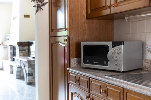 a kitchen with a microwave sitting on a counter at Appartamento vista Grigna, Natura,sport e relax in Primaluna