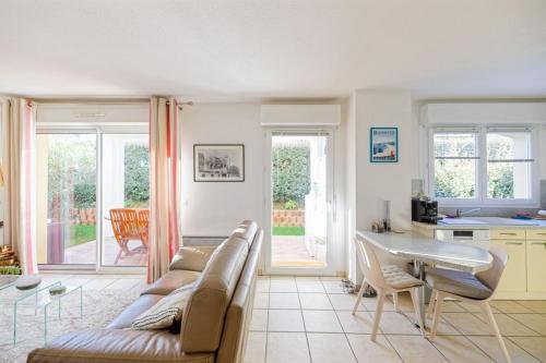 un salon avec un canapé et une table dans l'établissement Grand appartement avec jacuzzi et terrasse de 55m2, à Bayonne