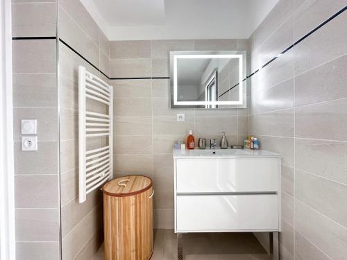 une salle de bain avec un lavabo et un miroir dans l'établissement Krystal Garden, Bnbrickeys., à Beausoleil