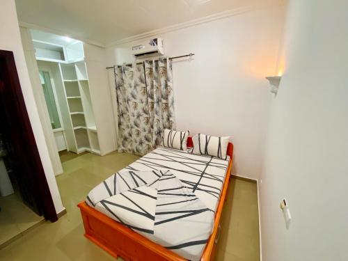 a bedroom with a bed in a room at Chez soi loin de chez soi in Pointe-Noire