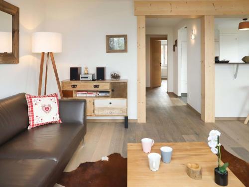 una sala de estar con un sofá y una mesa en Apartment Beausoleil 9 by Interhome, en Verbier