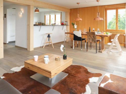Una sala de estar con una mesa y una cocina. en Apartment Beausoleil 9 by Interhome, en Verbier