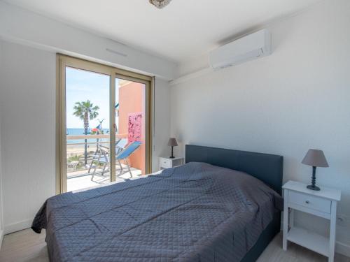 une chambre avec un lit et une vue sur la plage dans l'établissement Apartment La Croix du Sud-29 by Interhome, à Cavalaire-sur-Mer