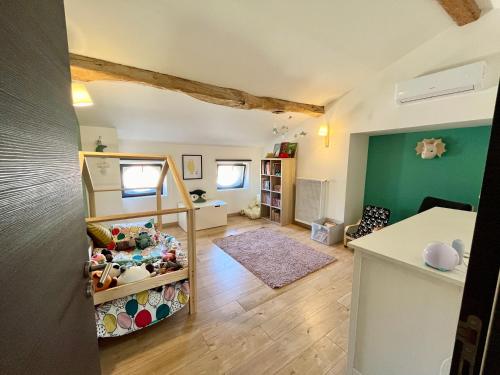 a small room with a bed and a desk at La circulade - Maison de caractère avec jardin in Bram