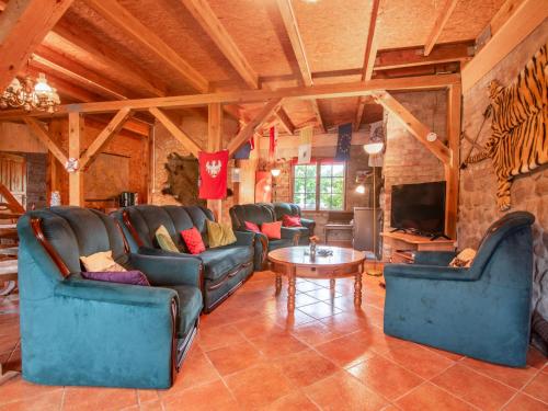 ein Wohnzimmer mit Ledermöbeln und einem TV in der Unterkunft Holiday Home Angelino by Interhome in Dobra