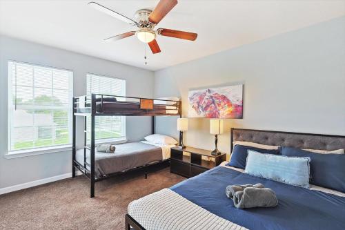 a bedroom with a bunk bed and a ceiling fan at 4BR 2,5BA Holiday Home in the Heart of Cowboy Nation in Arlington