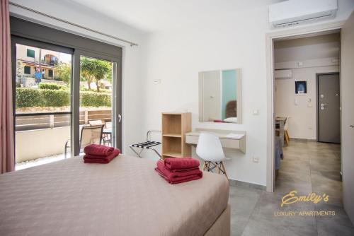 Postel nebo postele na pokoji v ubytování Emily's Luxury Apartments