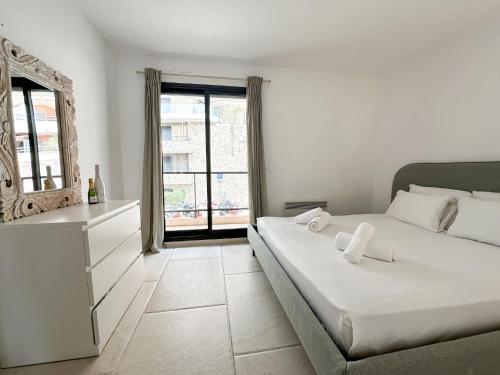 une chambre avec un lit et une grande fenêtre dans l'établissement Luxurious 3 Rooms, Pool, Bnbrickeys, à Beausoleil