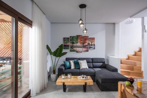 una sala de estar con un sofá y una mesa en Iris Villa 3 - Archanes Crete, en Káto Arkhánai