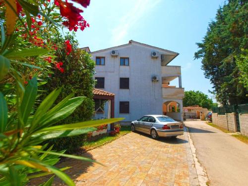 un coche aparcado delante de una casa en Ferienwohnung für 8 Personen ca 110 qm in Fažana, Istrien Istrische Riviera, en Fažana