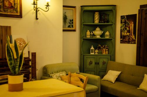 a living room with a couch and a table at Agriturismo Vignavecchia in Vignacastrisi