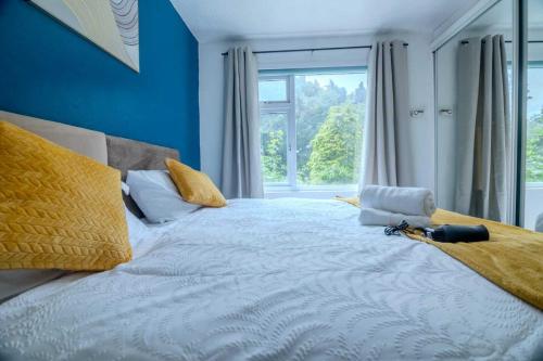 Postel nebo postele na pokoji v ubytování Spacious 6-Bed Home in Coventry, Warwick, West Midlands- Free Parking, Super Fast WiFi