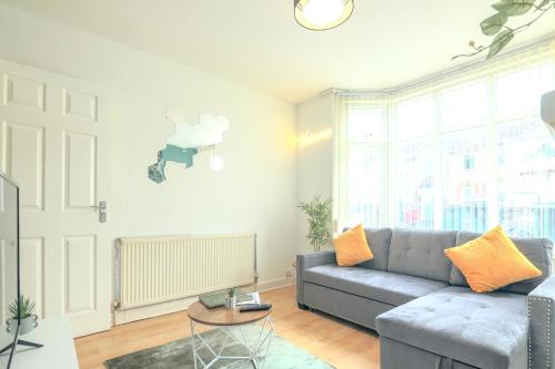 Posezení v ubytování Spacious 6-Bed Home in Coventry, Warwick, West Midlands- Free Parking, Super Fast WiFi