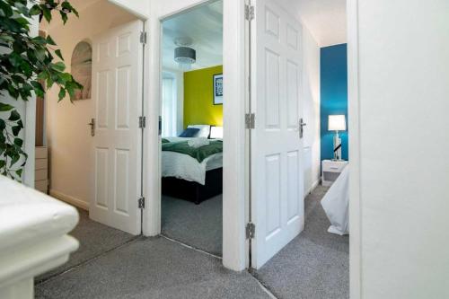 Postel nebo postele na pokoji v ubytování Spacious 6-Bed Home in Coventry, Warwick, West Midlands- Free Parking, Super Fast WiFi