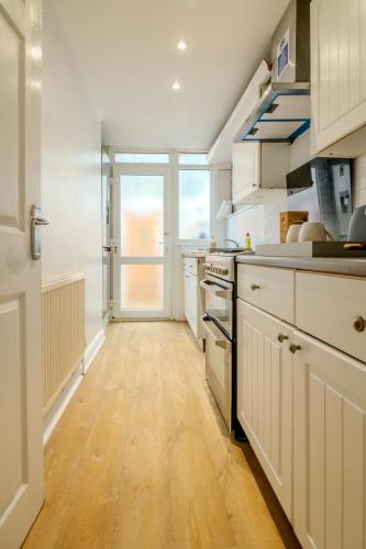Kuchyň nebo kuchyňský kout v ubytování Spacious 6-Bed Home in Coventry, Warwick, West Midlands- Free Parking, Super Fast WiFi