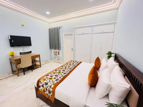 Televisyen dan/atau pusat hiburan di Gulmohar Residency, Hauz Khas New Delhi, Couple Friendly