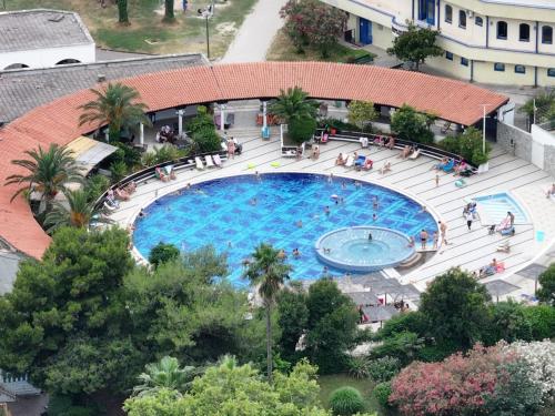 Bazén v ubytování SkyAprt77m Jacuzzi nebo v jeho okolí