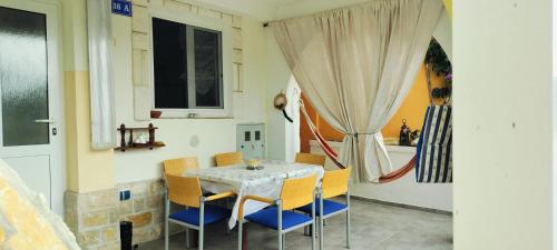 Un comedor con mesa y sillas en Selena, en Vir